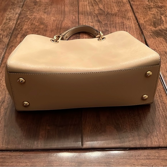 Michael Kors Satchel Bag Excellent Condition w/center zip compartment & dust bag - Picture 4 of 10